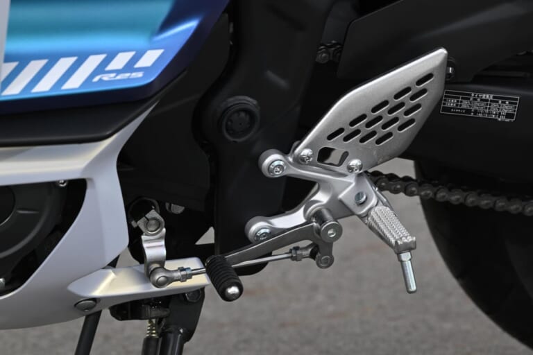 ヤマハ｜YZF-R25｜YZF-R15｜同時試乗で徹底比較だッ!! 同じヤマハの軽二輪だけど…YZF-R15とYZF-R25ってどう違う?【街中メインで試乗してみた!!】