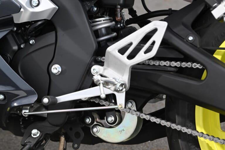 ヤマハ｜YZF-R25｜YZF-R15｜同時試乗で徹底比較だッ!! 同じヤマハの軽二輪だけど…YZF-R15とYZF-R25ってどう違う?【街中メインで試乗してみた!!】
