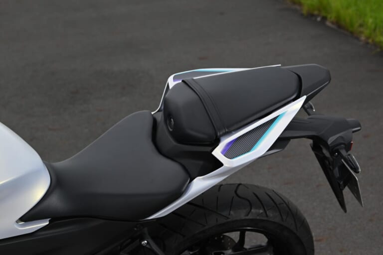 ヤマハ｜YZF-R25｜YZF-R15｜同時試乗で徹底比較だッ!! 同じヤマハの軽二輪だけど…YZF-R15とYZF-R25ってどう違う?【街中メインで試乗してみた!!】