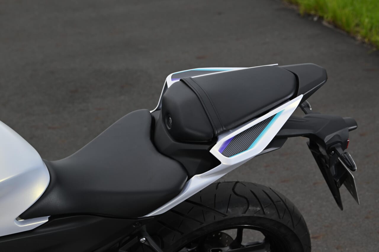 ｜同時試乗で徹底比較だッ!! 同じヤマハの軽二輪だけど…YZF-R15とYZF-R25ってどう違う?【街中メインで試乗してみた!!】