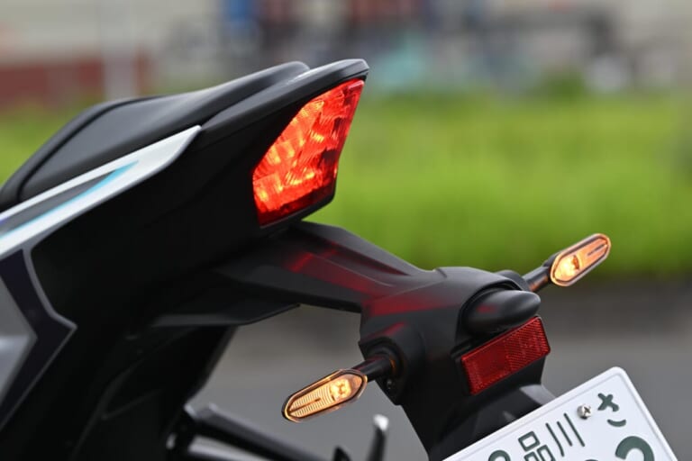 ヤマハ｜YZF-R25｜YZF-R15｜同時試乗で徹底比較だッ!! 同じヤマハの軽二輪だけど…YZF-R15とYZF-R25ってどう違う?【街中メインで試乗してみた!!】