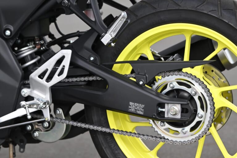 ヤマハ｜YZF-R25｜YZF-R15｜同時試乗で徹底比較だッ!! 同じヤマハの軽二輪だけど…YZF-R15とYZF-R25ってどう違う?【街中メインで試乗してみた!!】