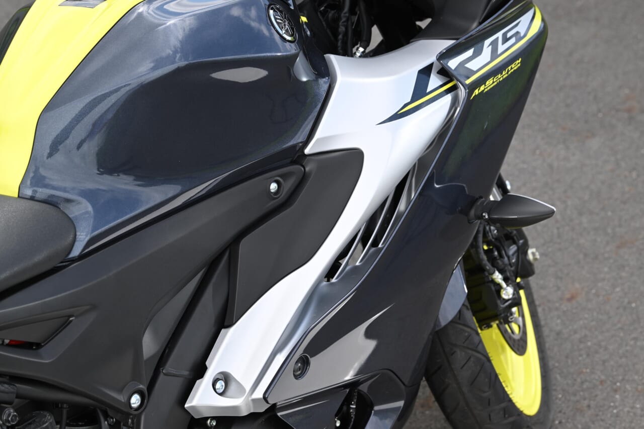 ｜同時試乗で徹底比較だッ!! 同じヤマハの軽二輪だけど…YZF-R15とYZF-R25ってどう違う?【街中メインで試乗してみた!!】