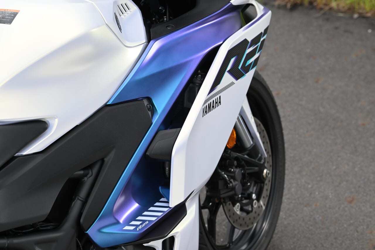 ｜同時試乗で徹底比較だッ!! 同じヤマハの軽二輪だけど…YZF-R15とYZF-R25ってどう違う?【街中メインで試乗してみた!!】