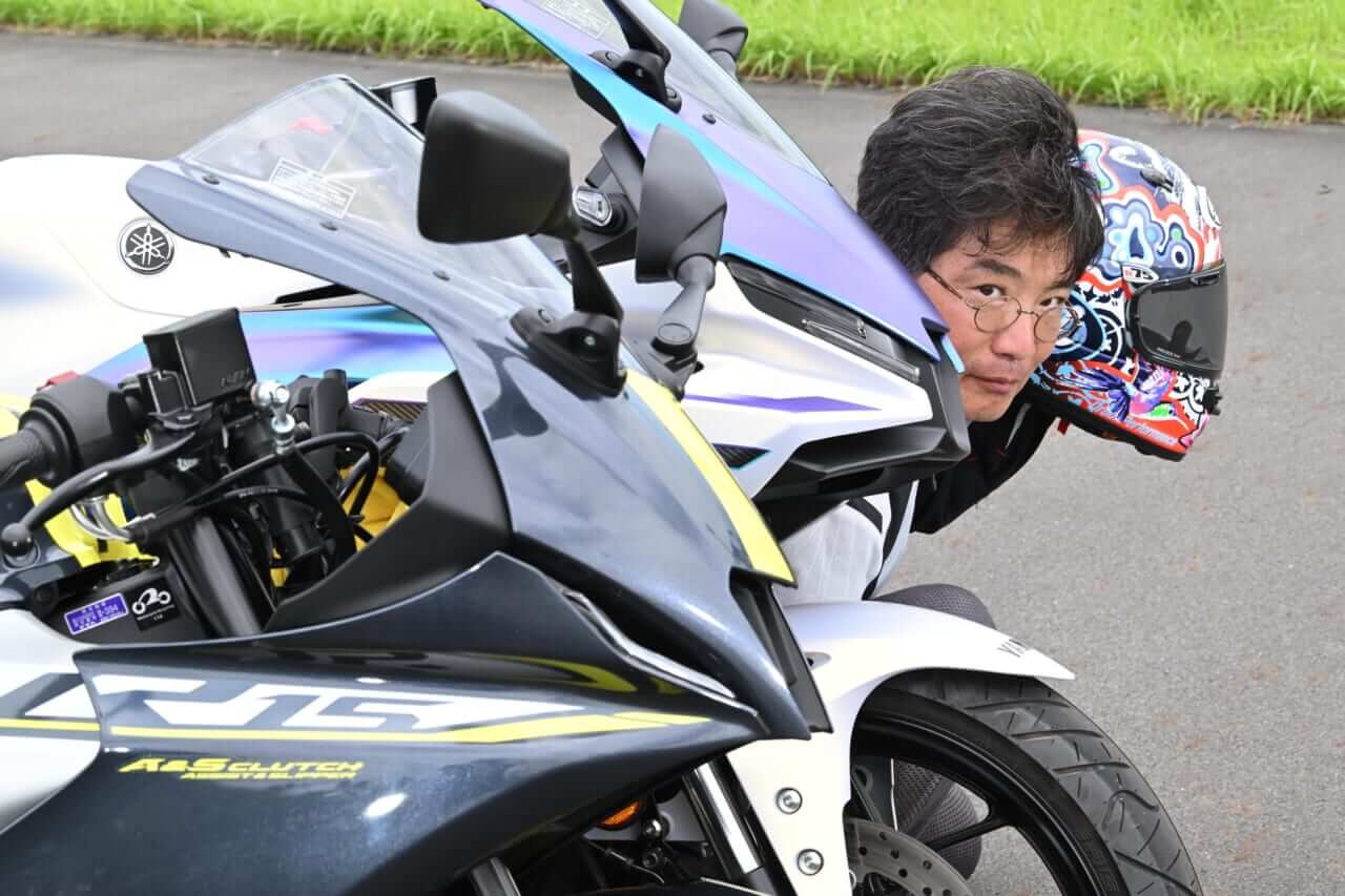 ｜同時試乗で徹底比較だッ!! 同じヤマハの軽二輪だけど…YZF-R15とYZF-R25ってどう違う?【街中メインで試乗してみた!!】