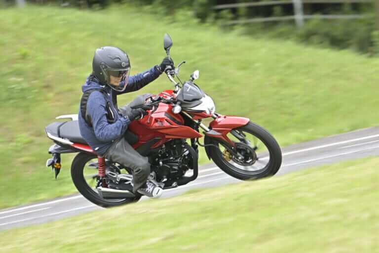 HONDA CBF125R｜【日本上陸!】CBF125R：原付二種ストリートファイター、この走りで新車価格23.8万円はオドロキ!