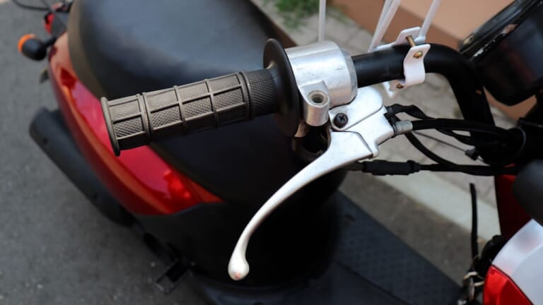 追突事故にもなりかねない! バイクのブレーキランプが消えない原因と対策|追突事故にもなりかねない! バイクのブレーキランプが消えない原因と対策を考える