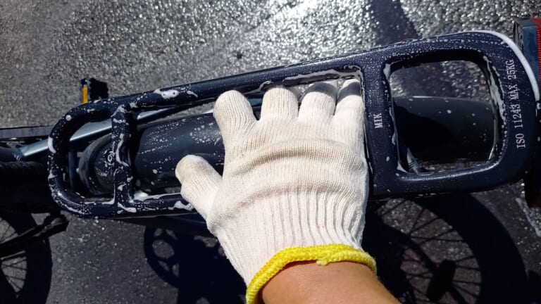 【バイク洗車の裏技】スポンジ代わりの”軍手”で洗車がクセになる理由は「愛」だった|【バイク洗車偏愛アイテム】スポンジ代わりの”軍手で洗車”がクセになるほど良すぎた件