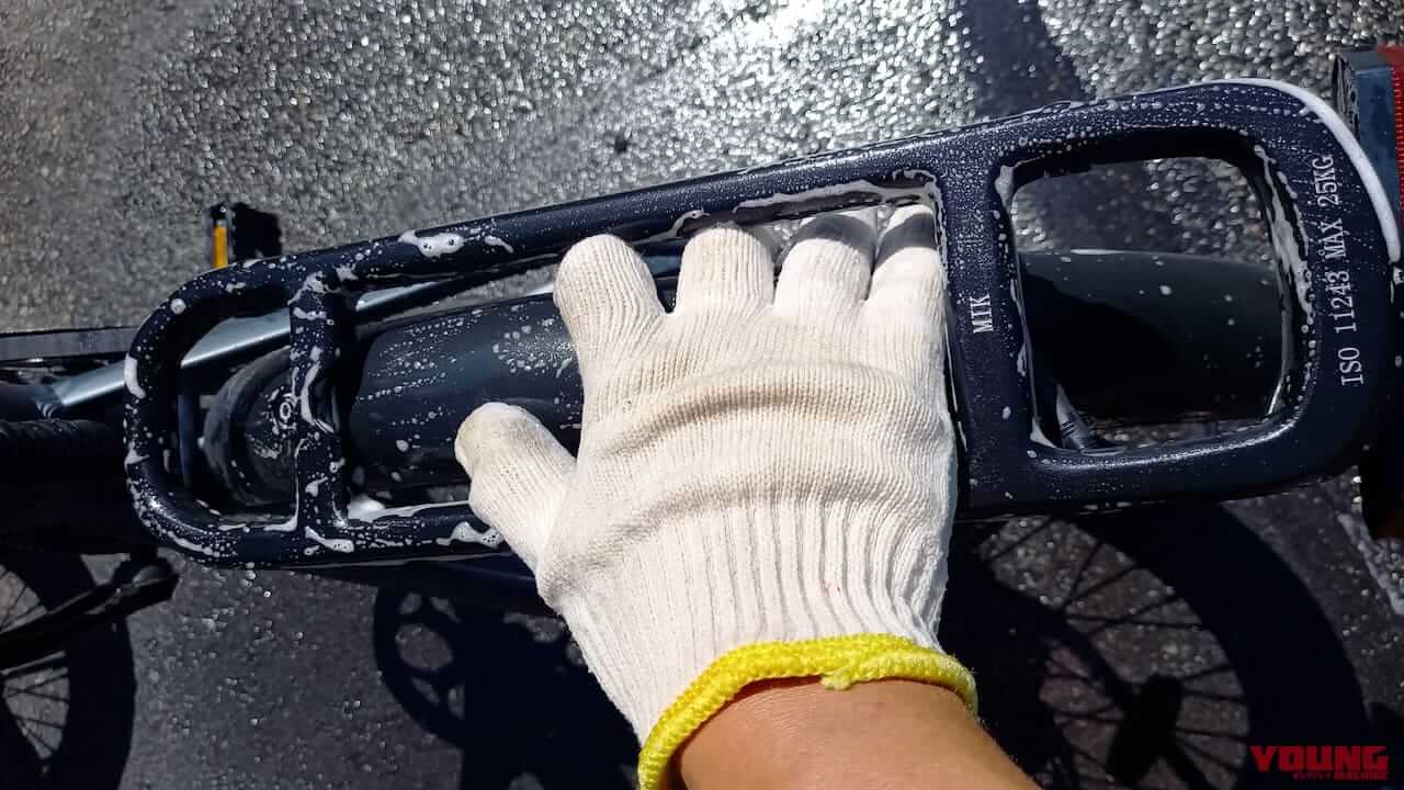 【バイク洗車の裏技】スポンジ代わりの”軍手”で洗車がクセになる理由は「愛」だった|【バイク洗車偏愛アイテム】スポンジ代わりの”軍手で洗車”がクセになるほど良すぎた件