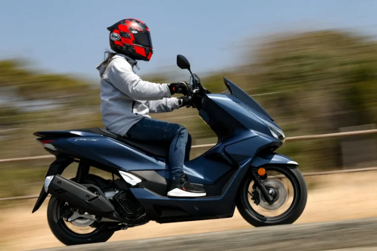 ホンダPCX×岡崎静夏｜レーシング女子・岡崎静夏、Honda PCXに乗る「この上質な乗り心地に“通勤快適”の称号を!」