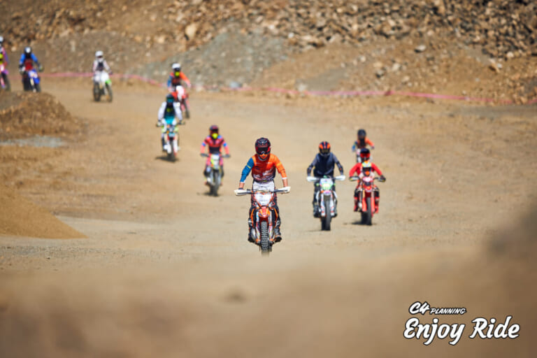 砂の山や枯れ沢などバリエーション豊富|オフロードバイク初心者も大歓迎! 爆破走行も楽しめる「エンジョイライドinケゴン2025」参加ガイド