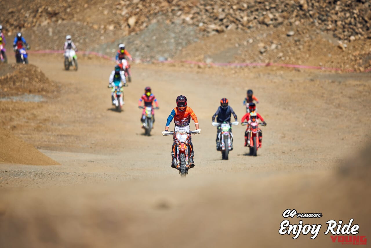 砂の山や枯れ沢などバリエーション豊富|オフロードバイク初心者も大歓迎! 爆破走行も楽しめる「エンジョイライドinケゴン2025」参加ガイド