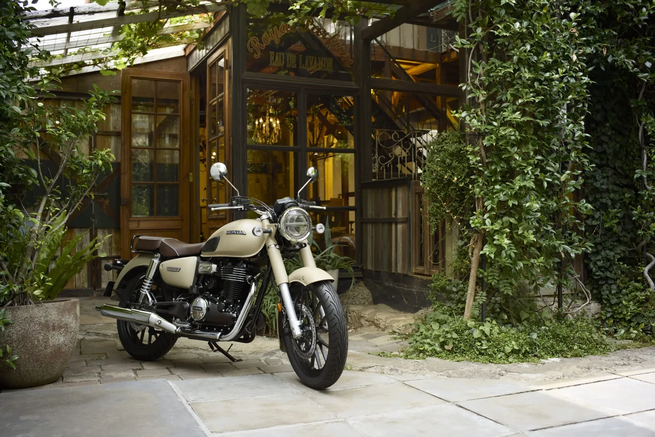｜2025モデル「ホンダGB350C」が“突き抜け”カラーに。これまで以上に“新車で買えるバイク”だと思えない!?【Honda2025新車ニュース】