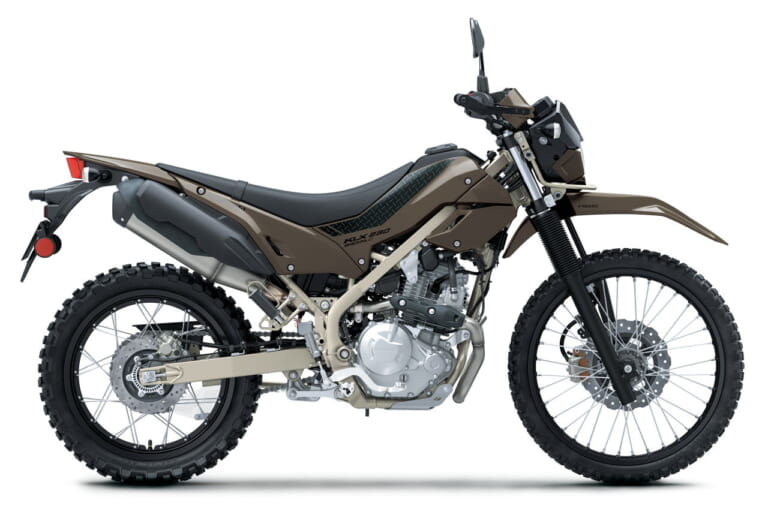 カワサキ|KLX230シェルパS|2026年モデル|さらに足着き良好! シート高20mmダウンのカワサキ「KLX230シェルパS」新登場