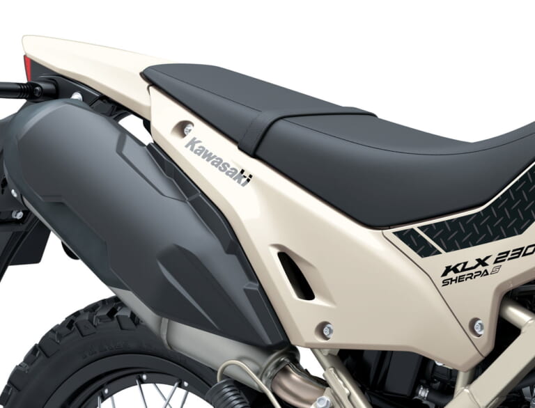 カワサキ|KLX230シェルパS|2026年モデル|さらに足着き良好! シート高20mmダウンのカワサキ「KLX230シェルパS」新登場
