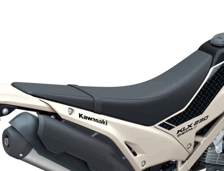 カワサキ|KLX230シェルパS|2026年モデル|さらに足着き良好! シート高20mmダウンのカワサキ「KLX230シェルパS」新登場
