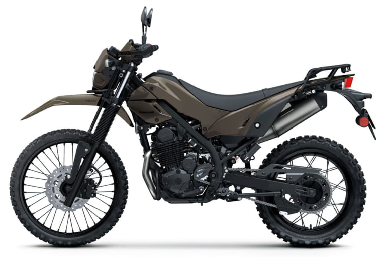 カワサキ｜KLX230 DF｜2026年モデル｜旅する4スト！ カワサキ新型モデル「KLX230 DF」登場、シェルパに後輪チューブレスやエンジンガード、リヤキャリアを追加