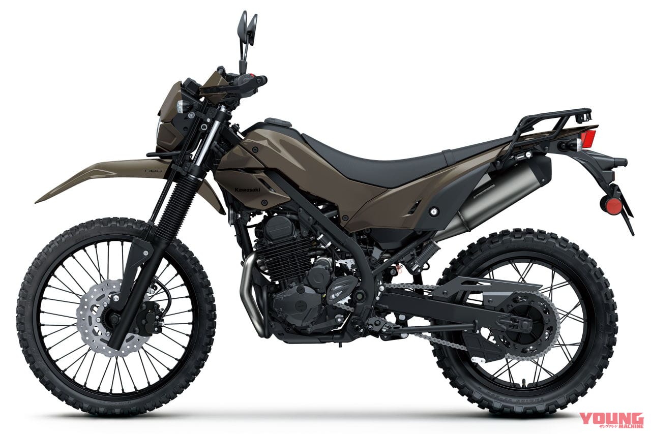 |旅する4スト! カワサキ新型モデル「KLX230 DF」登場、シェルパに後輪チューブレスやエンジンガード、リヤキャリアを追加