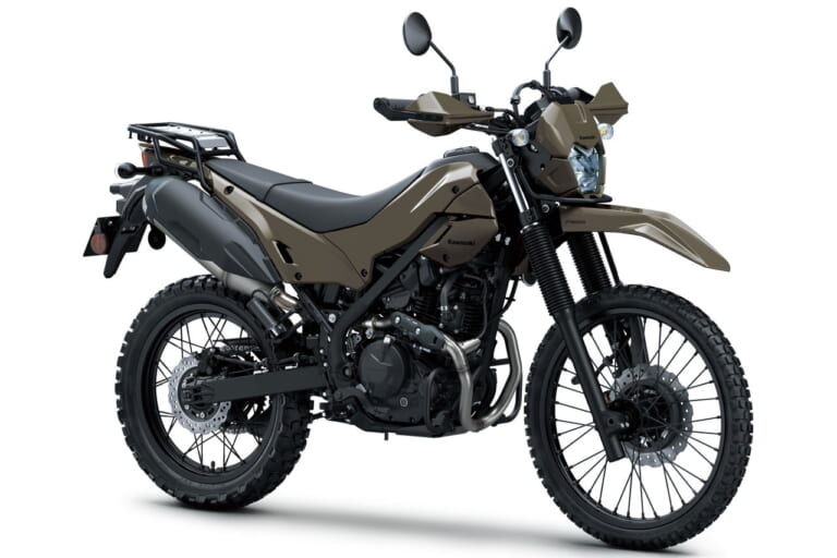 カワサキ｜KLX230 DF｜2026年モデル｜旅する4スト！ カワサキ新型モデル「KLX230 DF」登場、シェルパに後輪チューブレスやエンジンガード、リヤキャリアを追加