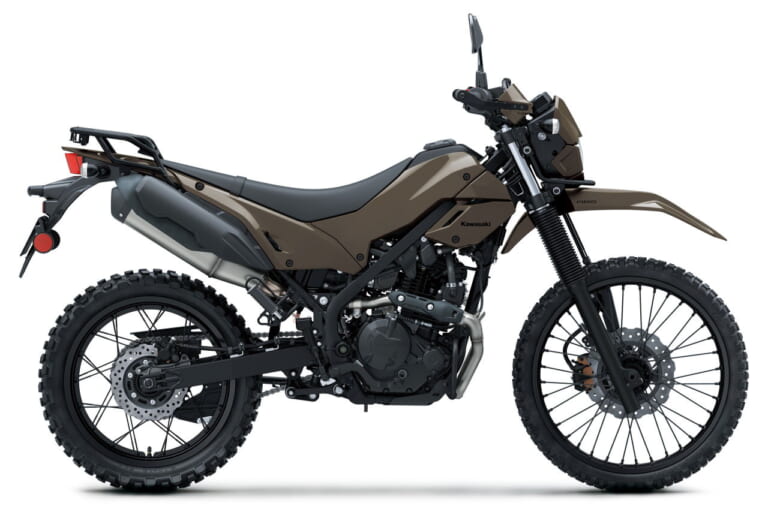 カワサキ｜KLX230 DF｜2026年モデル｜旅する4スト！ カワサキ新型モデル「KLX230 DF」登場、シェルパに後輪チューブレスやエンジンガード、リヤキャリアを追加