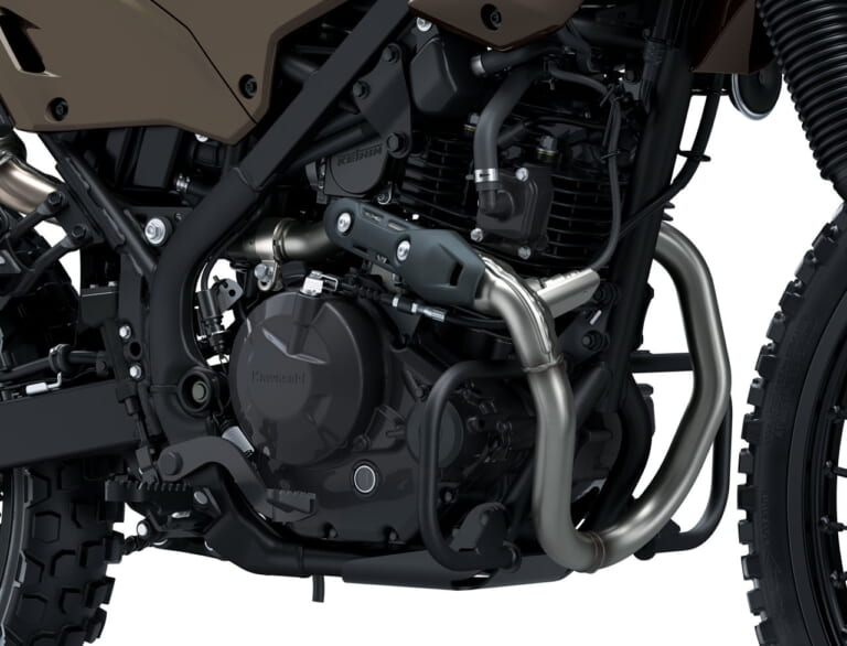 カワサキ|KLX230 DF|2026年モデル|旅する4スト! カワサキ新型モデル「KLX230 DF」登場、シェルパに後輪チューブレスやエンジンガード、リヤキャリアを追加