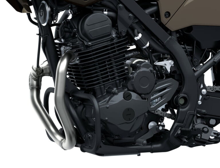 カワサキ｜KLX230 DF｜2026年モデル｜旅する4スト！ カワサキ新型モデル「KLX230 DF」登場、シェルパに後輪チューブレスやエンジンガード、リヤキャリアを追加