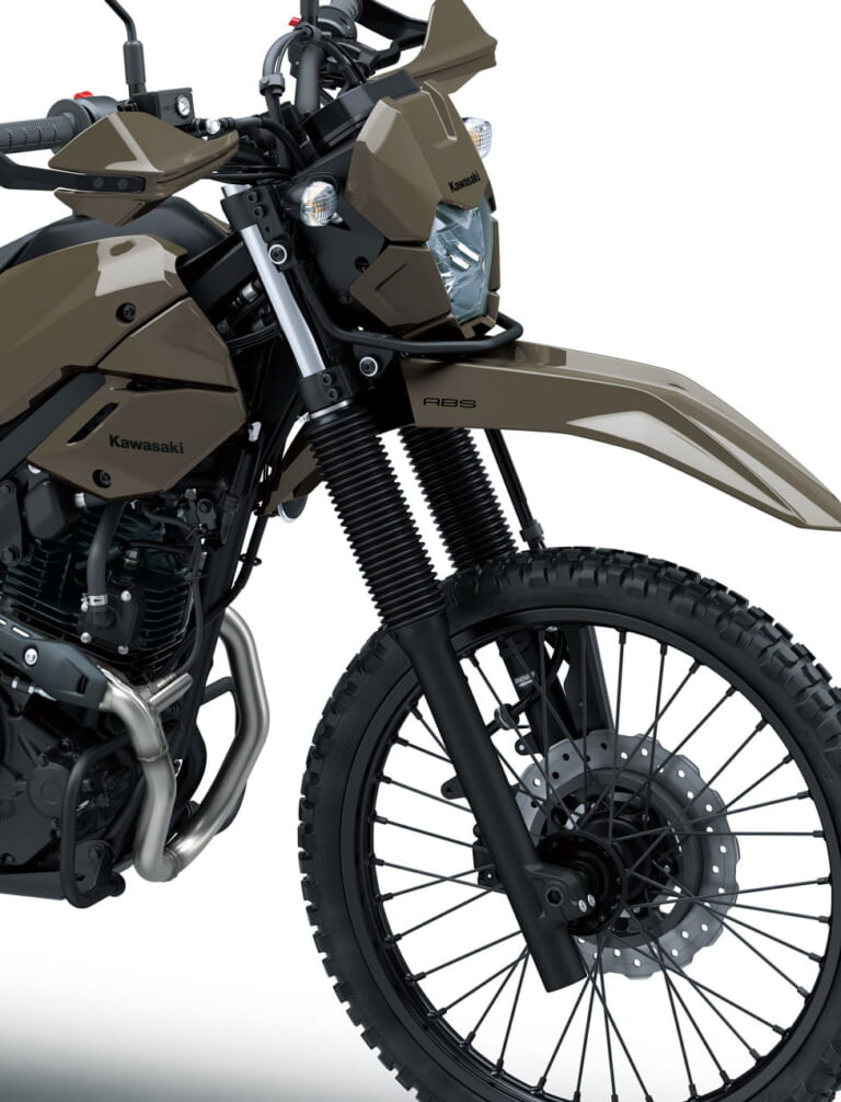 カワサキ｜KLX230 DF｜2026年モデル｜旅する4スト！ カワサキ新型モデル「KLX230 DF」登場、シェルパに後輪チューブレスやエンジンガード、リヤキャリアを追加