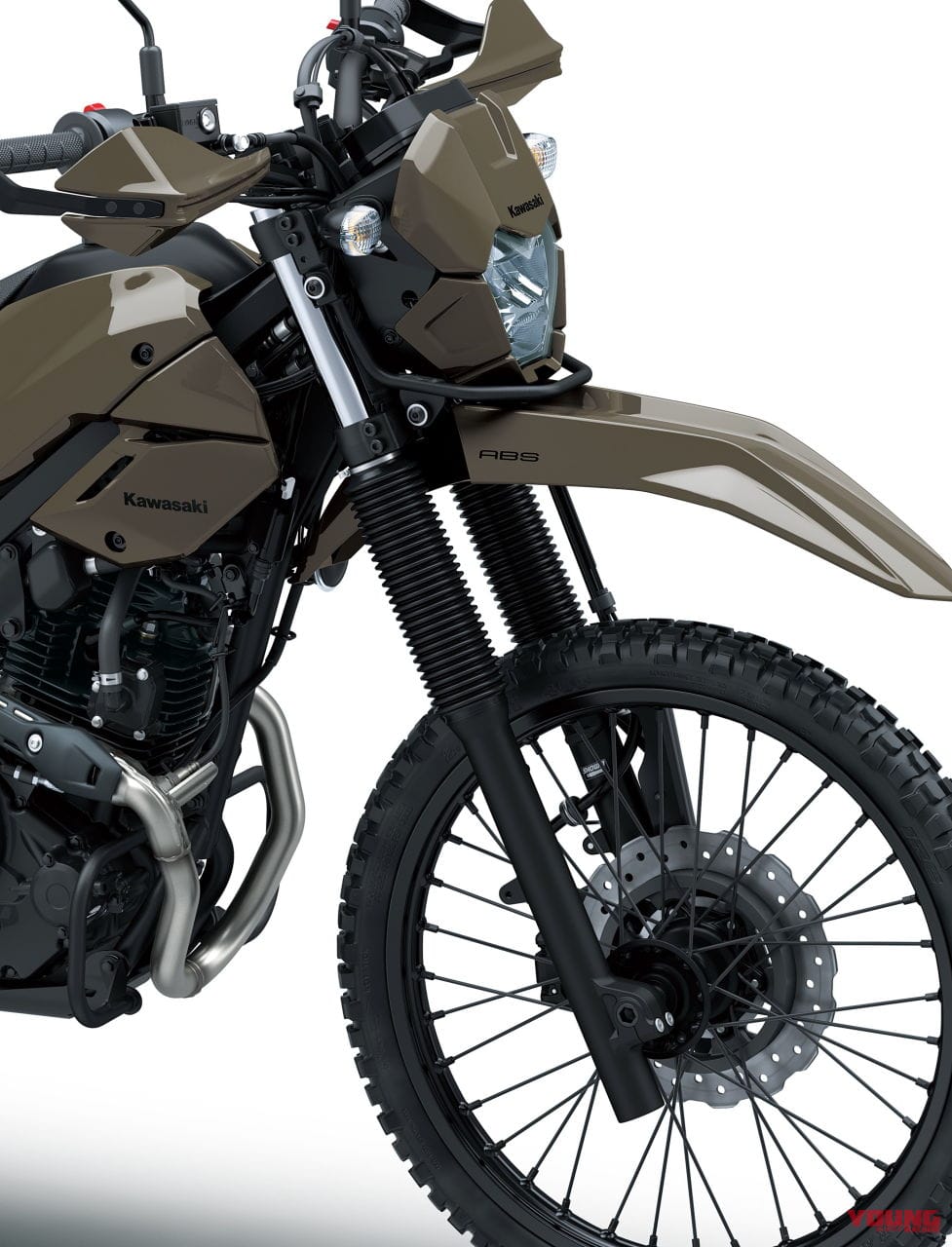 |旅する4スト! カワサキ新型モデル「KLX230 DF」登場、シェルパに後輪チューブレスやエンジンガード、リヤキャリアを追加