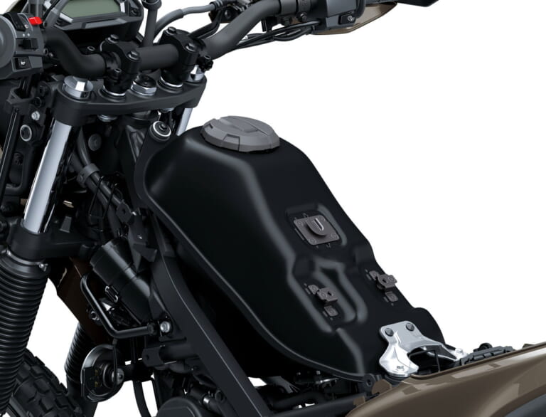 カワサキ｜KLX230 DF｜2026年モデル｜旅する4スト！ カワサキ新型モデル「KLX230 DF」登場、シェルパに後輪チューブレスやエンジンガード、リヤキャリアを追加