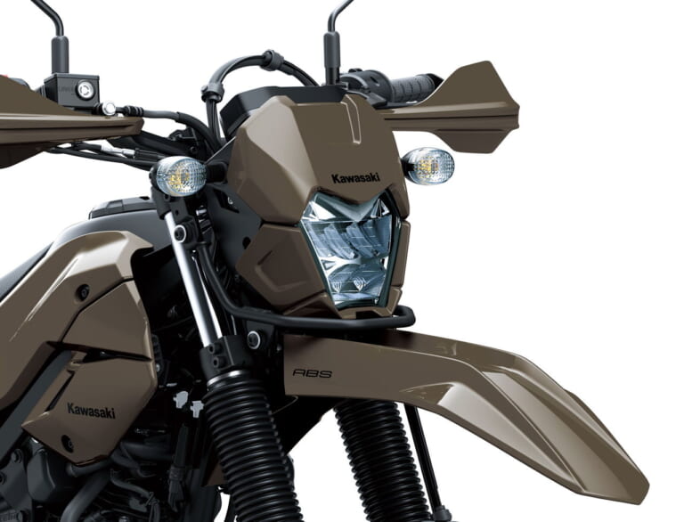 カワサキ｜KLX230 DF｜2026年モデル｜旅する4スト！ カワサキ新型モデル「KLX230 DF」登場、シェルパに後輪チューブレスやエンジンガード、リヤキャリアを追加