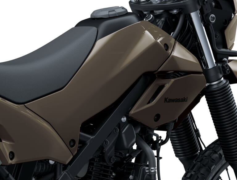 カワサキ|KLX230 DF|2026年モデル|旅する4スト! カワサキ新型モデル「KLX230 DF」登場、シェルパに後輪チューブレスやエンジンガード、リヤキャリアを追加