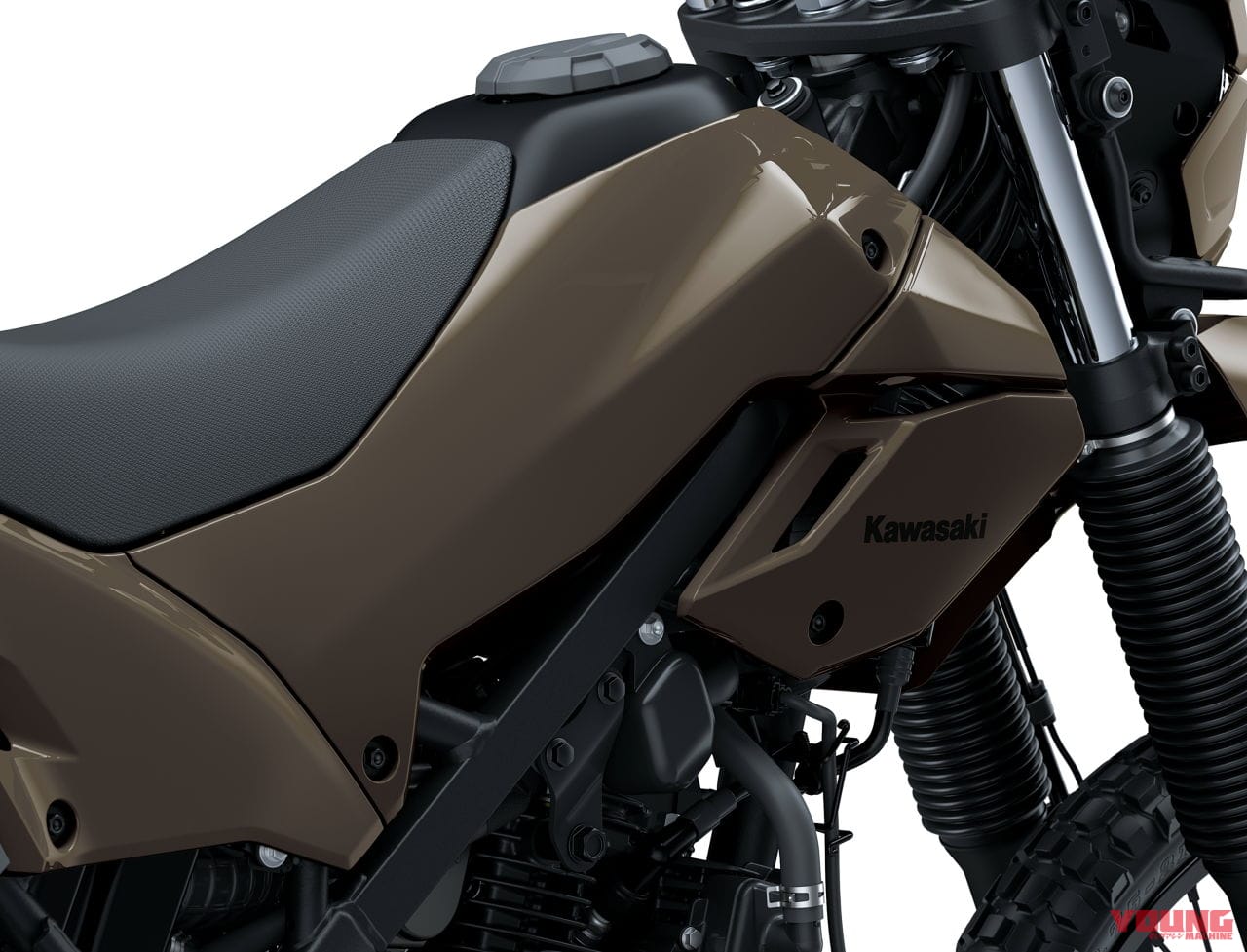 ｜旅する4スト！ カワサキ新型モデル「KLX230 DF」登場、シェルパに後輪チューブレスやエンジンガード、リヤキャリアを追加