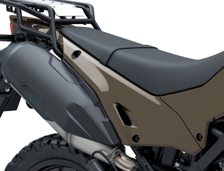 カワサキ｜KLX230 DF｜2026年モデル｜旅する4スト！ カワサキ新型モデル「KLX230 DF」登場、シェルパに後輪チューブレスやエンジンガード、リヤキャリアを追加