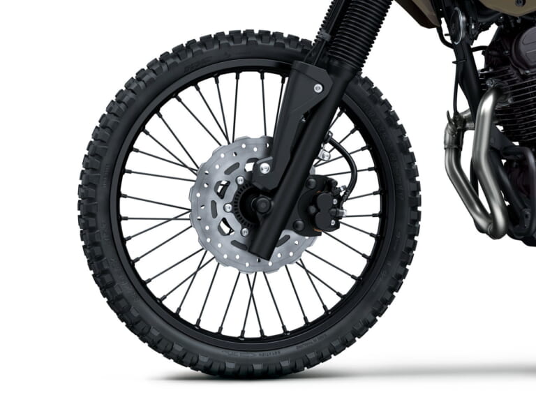 カワサキ｜KLX230 DF｜2026年モデル｜旅する4スト！ カワサキ新型モデル「KLX230 DF」登場、シェルパに後輪チューブレスやエンジンガード、リヤキャリアを追加
