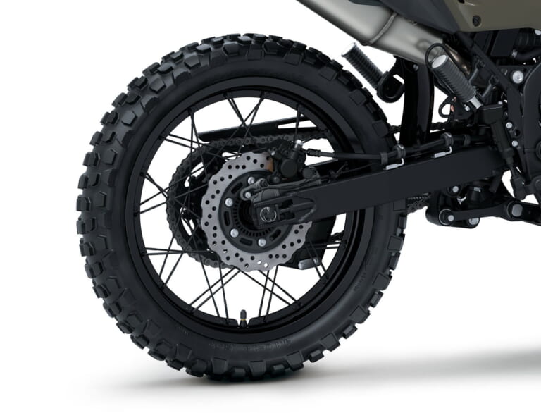 カワサキ｜KLX230 DF｜2026年モデル｜旅する4スト！ カワサキ新型モデル「KLX230 DF」登場、シェルパに後輪チューブレスやエンジンガード、リヤキャリアを追加