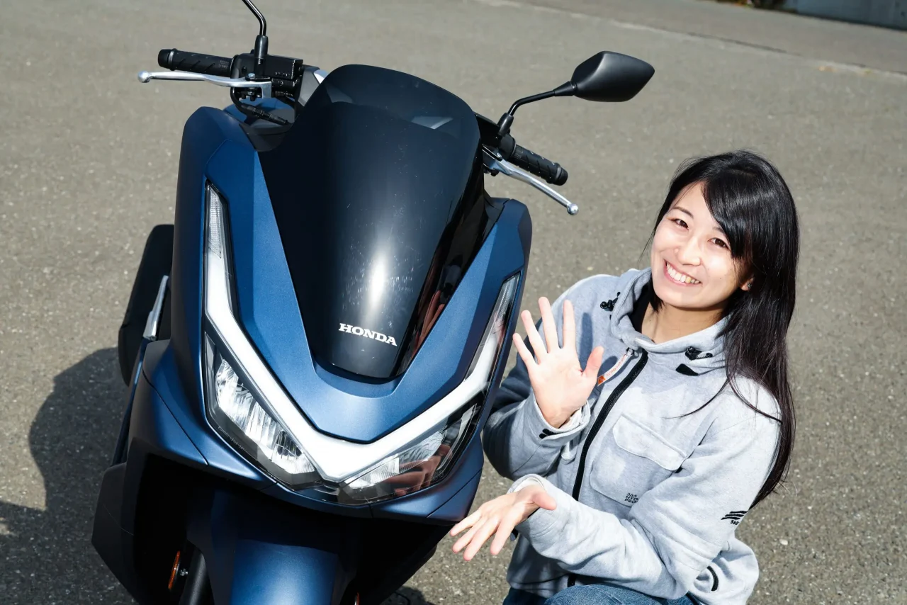 ｜レーシング女子・岡崎静夏、Honda PCXに乗る「この上質な乗り心地に“通勤快適”の称号を!」
