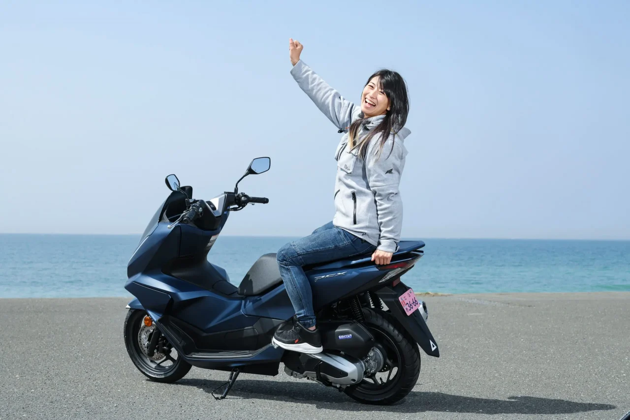 ｜レーシング女子・岡崎静夏、Honda PCXに乗る「この上質な乗り心地に“通勤快適”の称号を!」