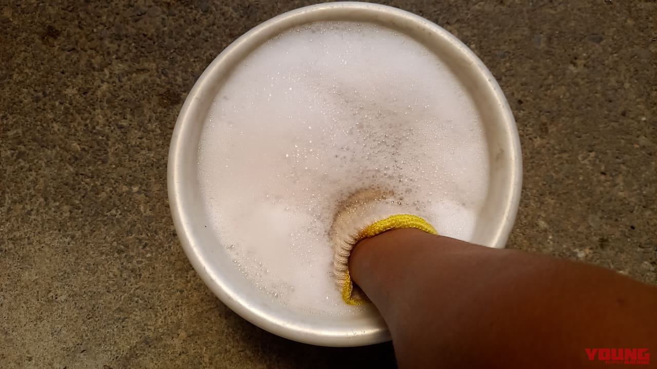 【バイク洗車の裏技】スポンジ代わりの”軍手”で洗車がクセになる理由は「愛」だった|【バイク洗車偏愛アイテム】スポンジ代わりの”軍手で洗車”がクセになるほど良すぎた件