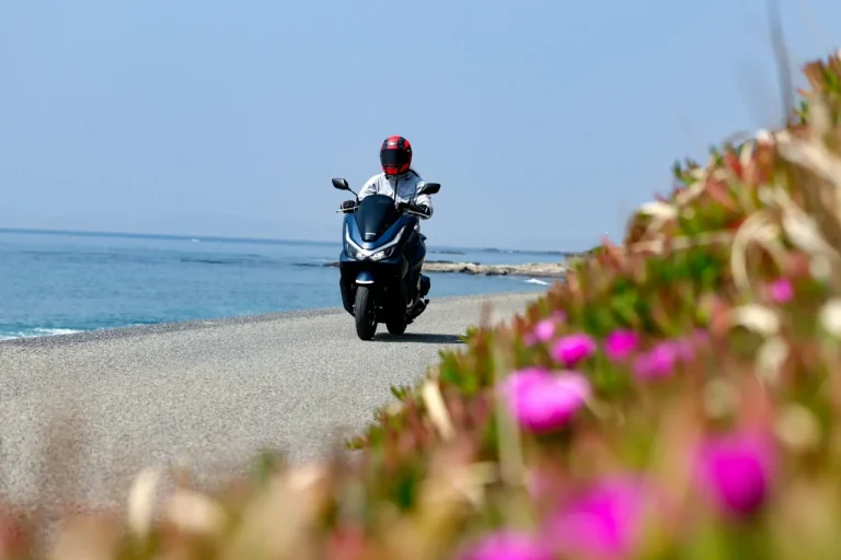 ホンダPCX×岡崎静夏｜レーシング女子・岡崎静夏、Honda PCXに乗る「この上質な乗り心地に“通勤快適”の称号を!」