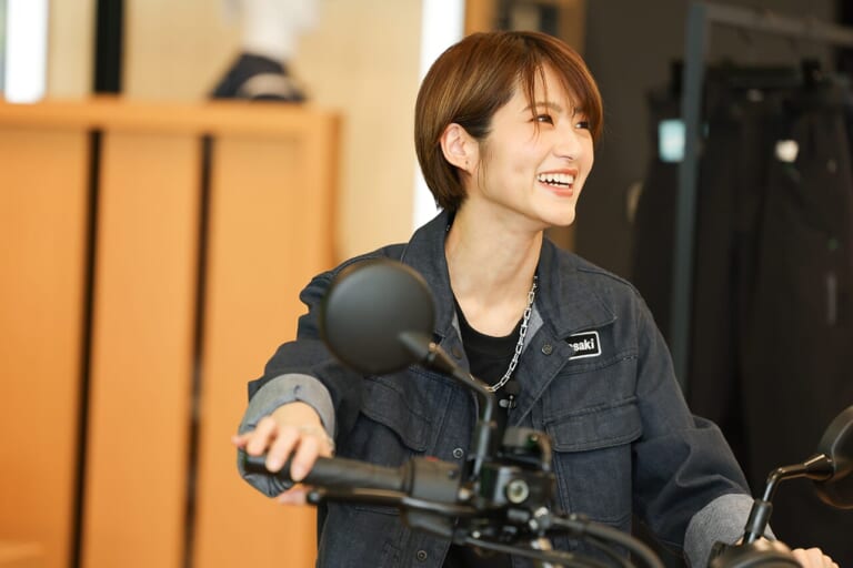 若月佑美｜「教習所ではめちゃめちゃ転びました(笑)」若月佑美、バイク初納車＆ツーリングの模様を取材：免許取得の苦労や購入モデル選びについて語る