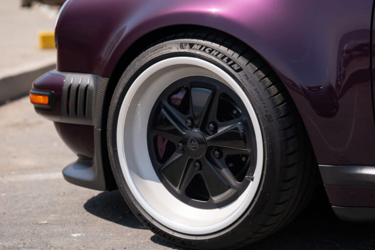 245/35ZR18のフロントタイヤ｜「ポルシェ好き必見! 」シンガーのレストモッドとは? 911を再解釈する究極のカスタムカー | 価格・特徴・魅力