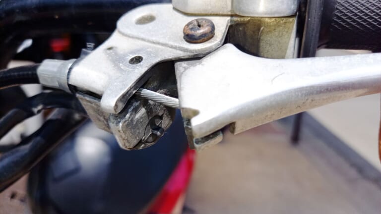 追突事故にもなりかねない! バイクのブレーキランプが消えない原因と対策｜追突事故にもなりかねない! バイクのブレーキランプが消えない原因と対策を考える