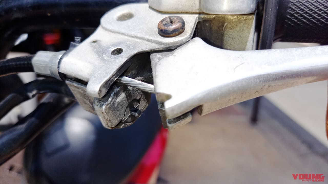 追突事故にもなりかねない! バイクのブレーキランプが消えない原因と対策｜追突事故にもなりかねない! バイクのブレーキランプが消えない原因と対策を考える