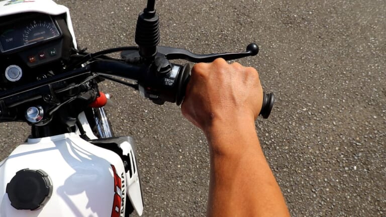 「アクセルがギクシャク…」「手首痛い…」実はそれ、アクセルの握り&回し方で解消できるかもしれないぞ|「アクセルがギクシャク…」「手首痛い…」実はそれ、アクセルの握り&回し方で解消できるかもしれないぞ