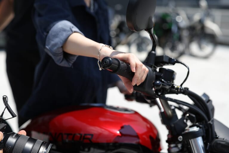 若月佑美｜「教習所ではめちゃめちゃ転びました(笑)」若月佑美、バイク初納車＆ツーリングの模様を取材：免許取得の苦労や購入モデル選びについて語る