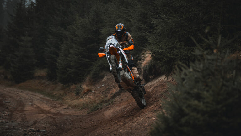 KTM 390 ADVENTURE R｜KTM 390シリーズ拡大！「SMC R」「アドベンチャーR」「エンデューロR」「デューク」を相次いで発売