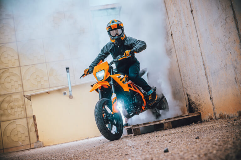 KTM 390 SMC R|KTM 390シリーズ拡大!「SMC R」「アドベンチャーR」「エンデューロR」「デューク」を相次いで発売