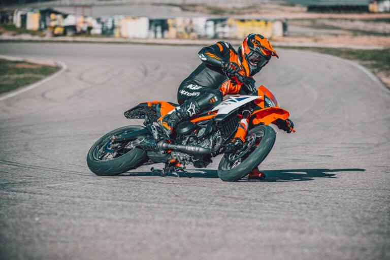 KTM 390 SMC R|KTM 390シリーズ拡大!「SMC R」「アドベンチャーR」「エンデューロR」「デューク」を相次いで発売
