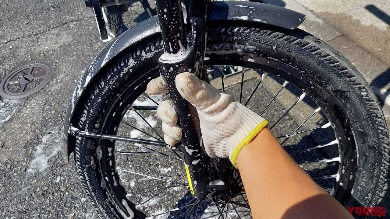 【バイク洗車の裏技】スポンジ代わりの”軍手”で洗車がクセになる理由は「愛」だった｜【バイク洗車偏愛アイテム】スポンジ代わりの”軍手で洗車”がクセになるほど良すぎた件