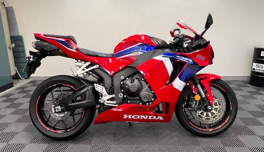 シュアラスター洗車図鑑｜ホンダ「CBR600RR」｜洗車図鑑【車種別バイクの洗い方教えます】ミドル級スーパースポーツの本格派・ホンダCBR600RR編